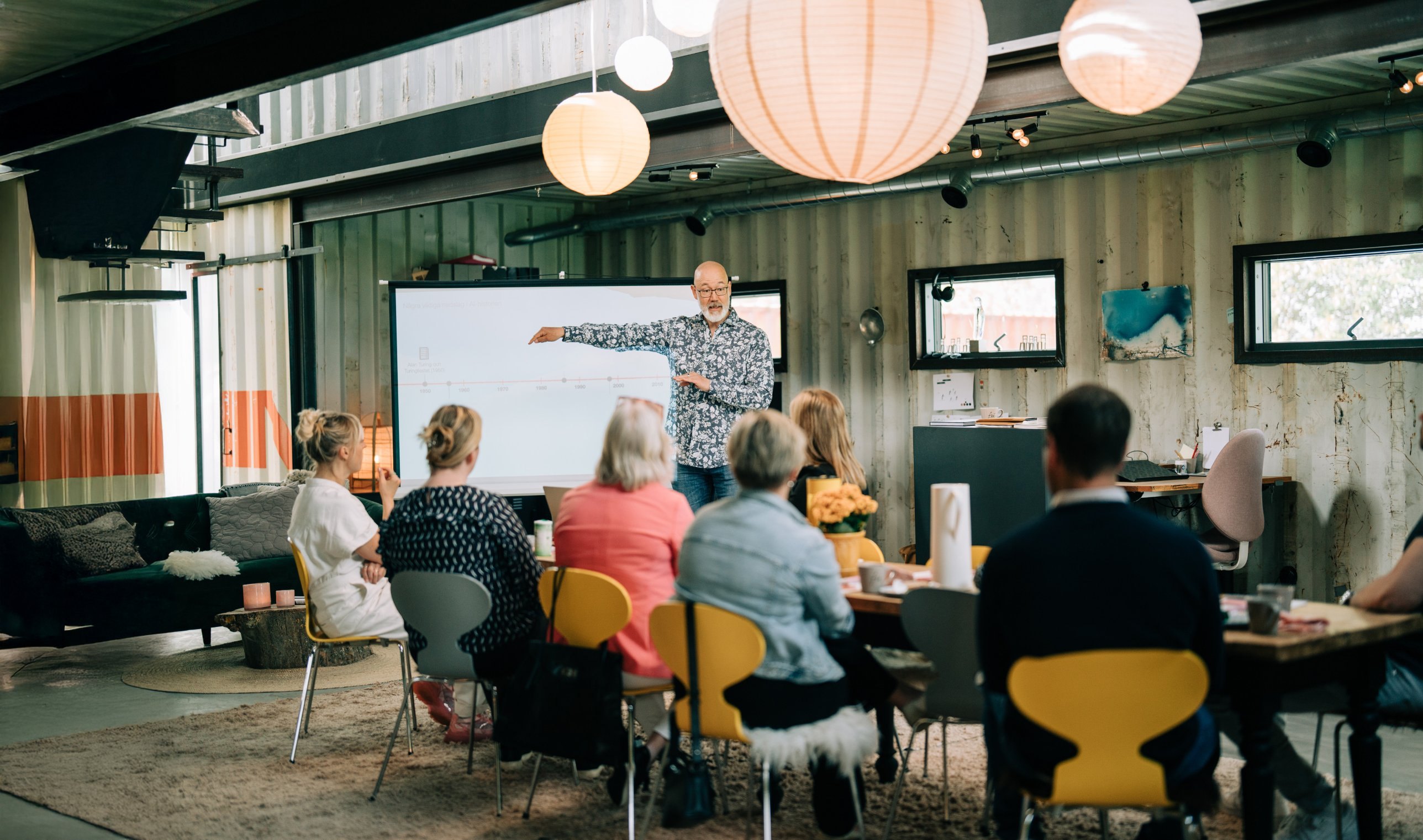 André Wognum håller ett seminarium för en grupp vid långbordet
