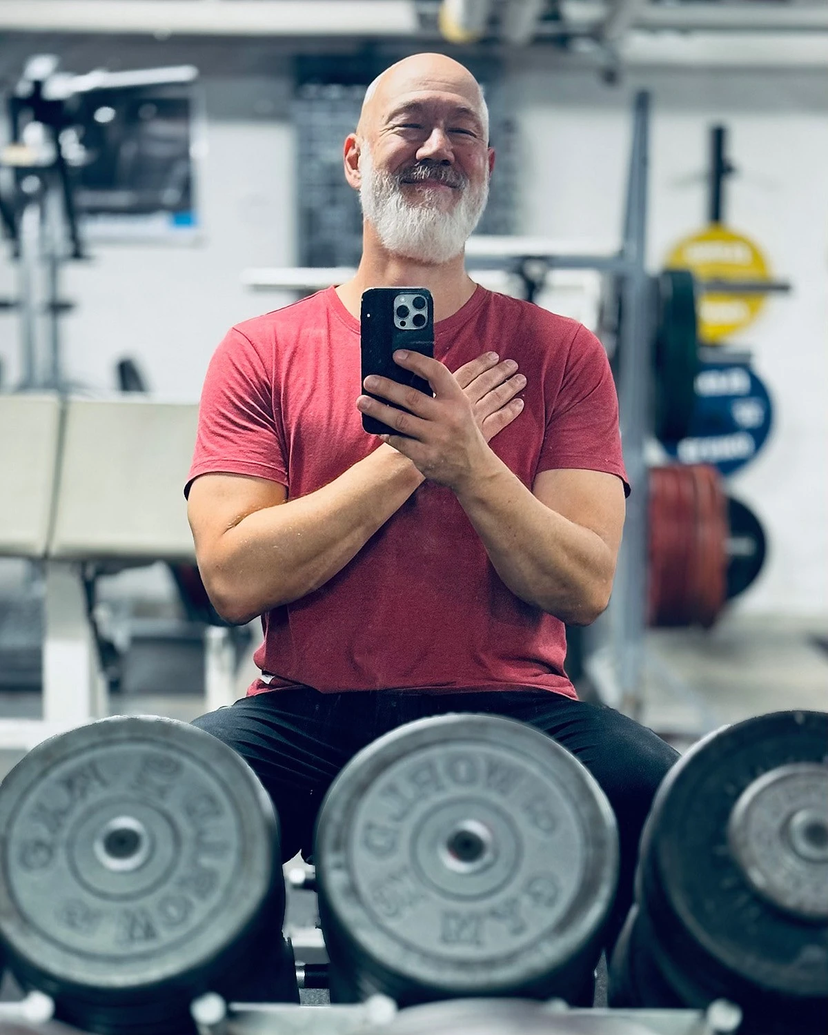 André Wognum ler i gymmet med handen på hjärtat