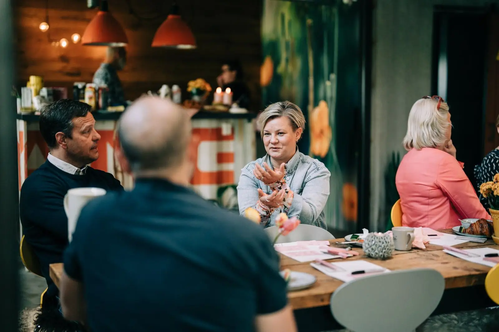 Deltagare i samtal runt ett bord under en workshop