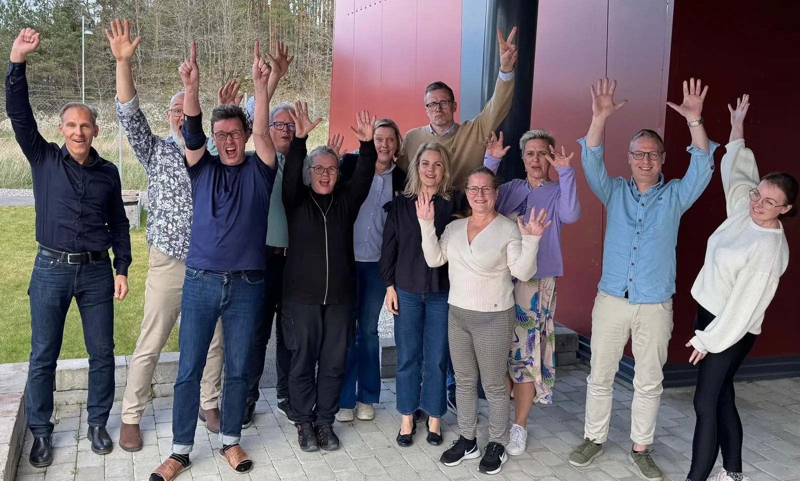 En grupp som jublar utomhus