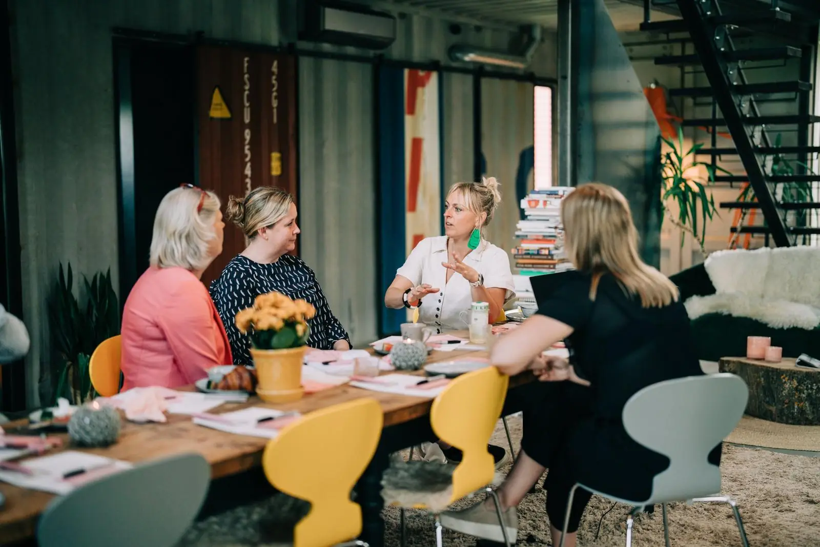 Fyra deltagare diskuterar vid ett långbord