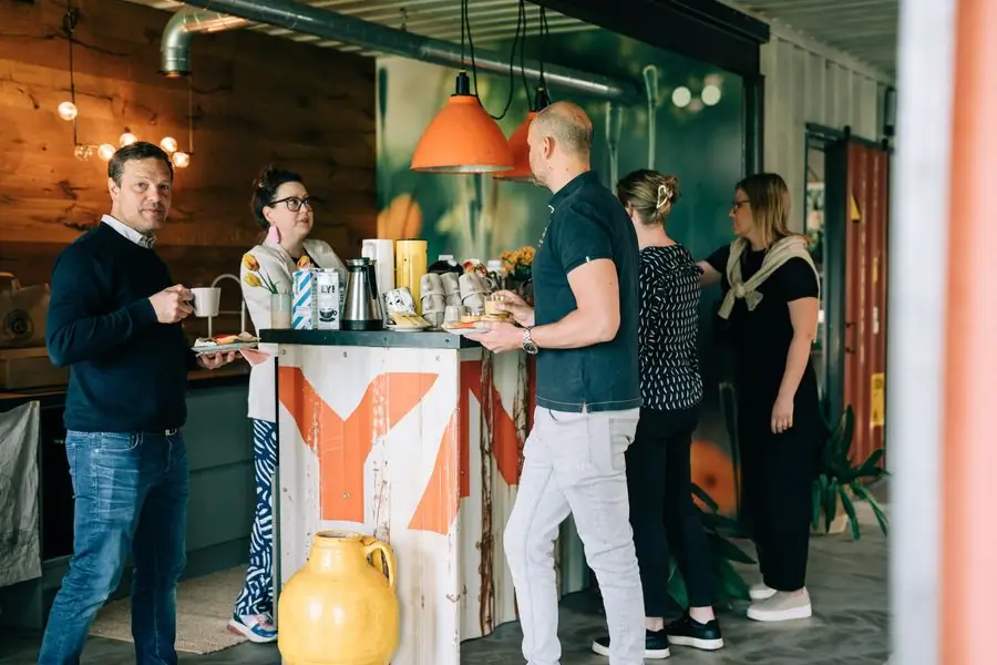 Samtal vid kaffebaren under en paus